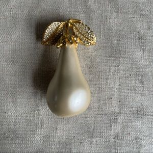 Vintage Kenneth Jay Lane pin. 💎💎💎